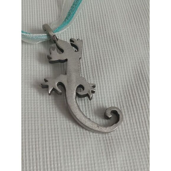 Silver Toned Metal Gecko Lizard Double Strand Blue Ribbon Chain Pendant Necklace - Picture 5 of 9